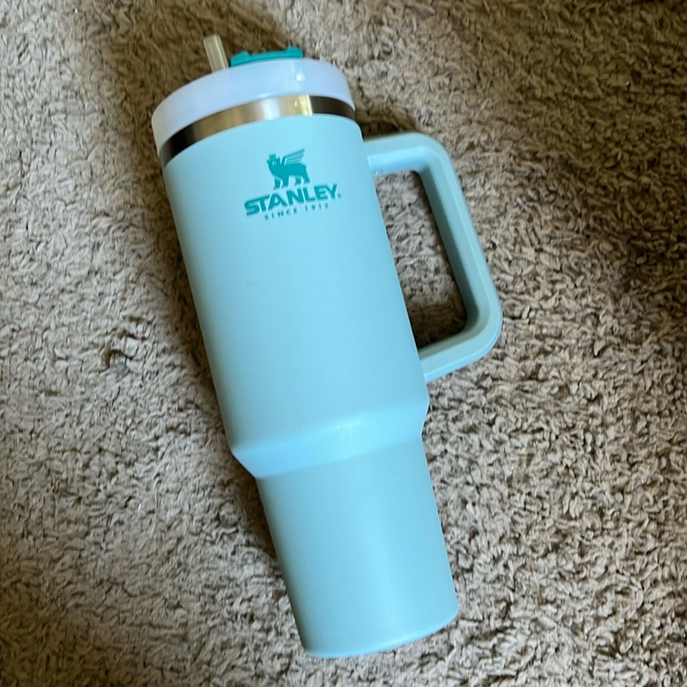 THE QUENCHER H2.0 FLOWSTATE™ TUMBLER Stanley